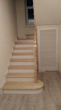 Классическая лестница с кладовкой